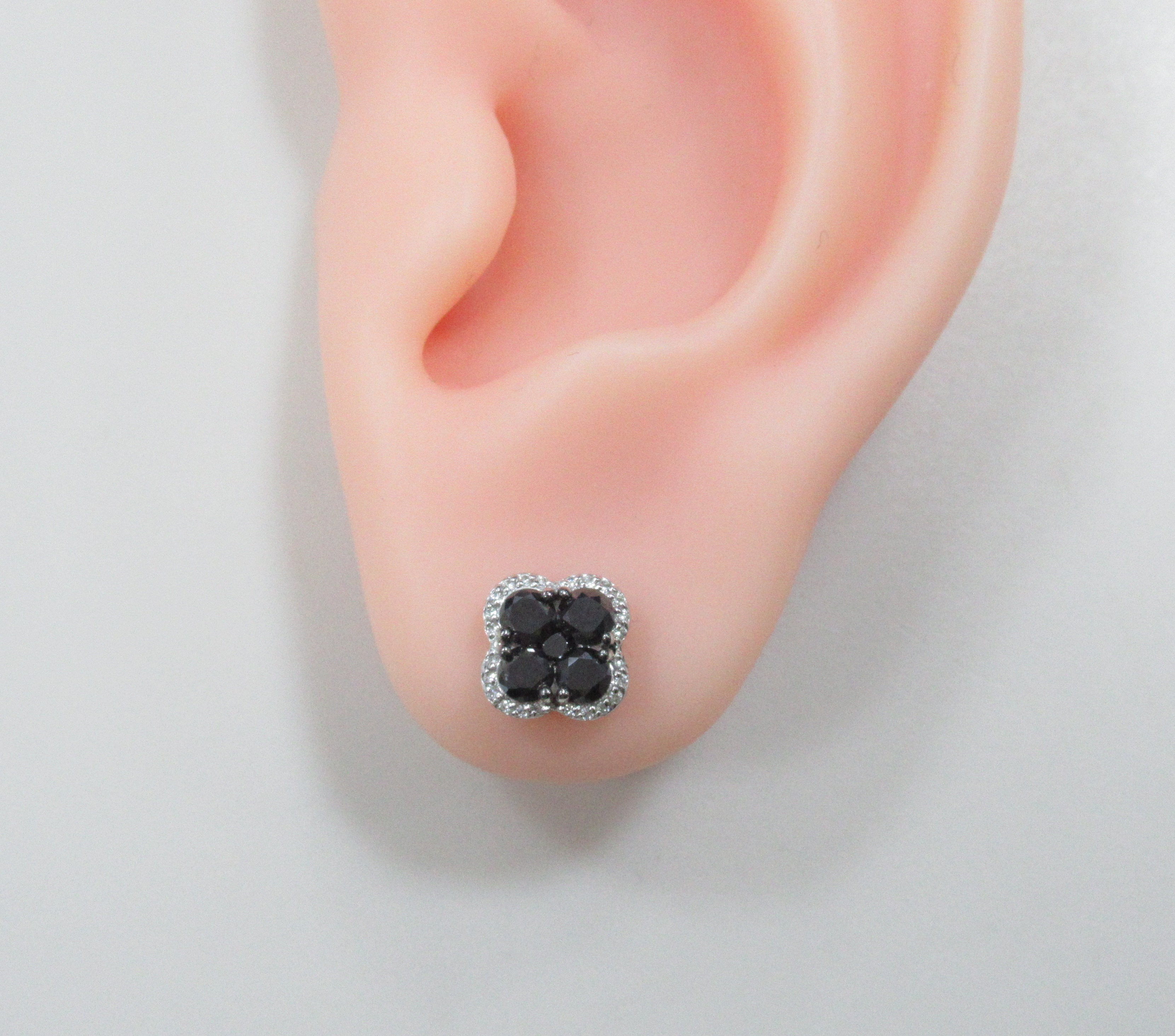 Золотые серьги-пусеты 585 пробы; родий(бел.,черн.); вставки 8 Бр.черн.Кр-57 1,064 7/6А; 2 Бр.черн.Кр